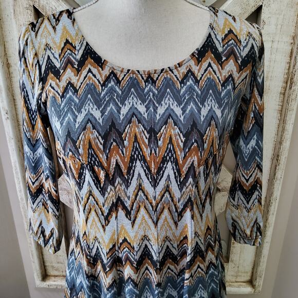 Rabbit Women's Petite 3/4 Sleeve Shift Midi Swing Dress Gray Gold Chevron Print - Picture 3 of 7